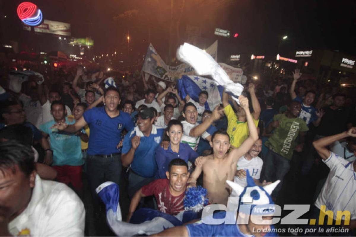 Hondureños celebrando clasificación al Mundial