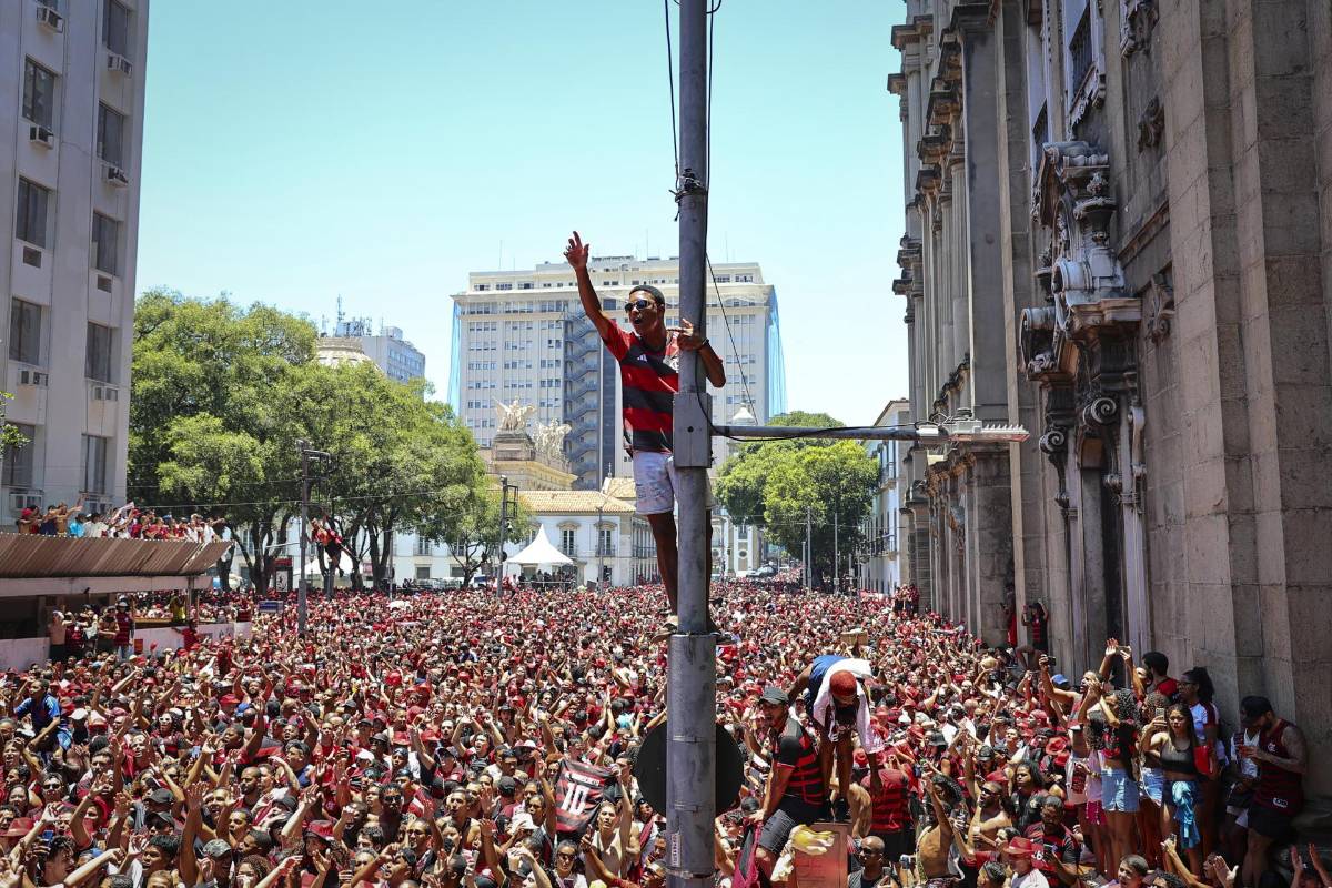 ¡Insólito! jugadores de Flamengo quiebran la Copa Libertadores en los festejos y el método que utilizaron para repararlo