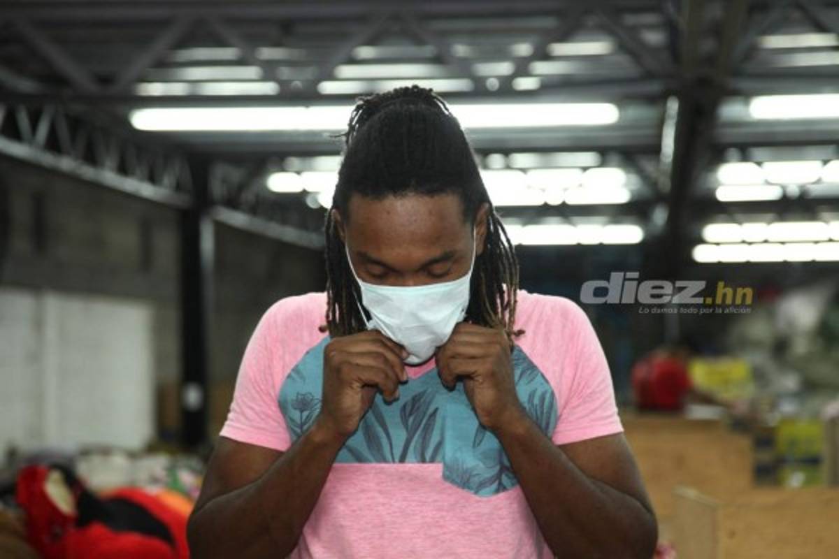 Así es el trabajo de Roy Smith cargando bultos y seleccionando ropa en una bodega de ropa