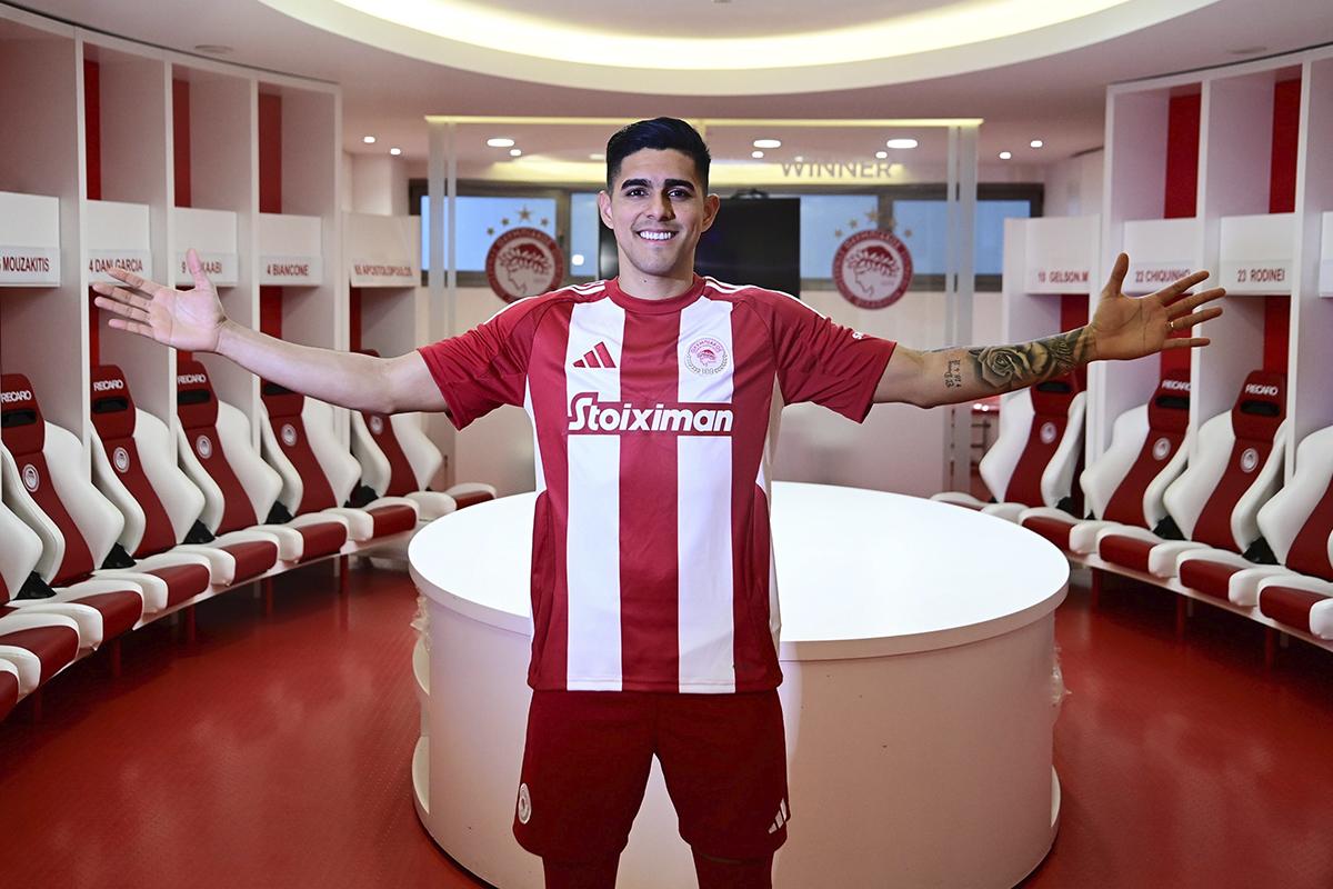 Con un carro de lujo y tirando magia: así fue presentado Luis Palma por Olympiacos en su regreso a Grecia