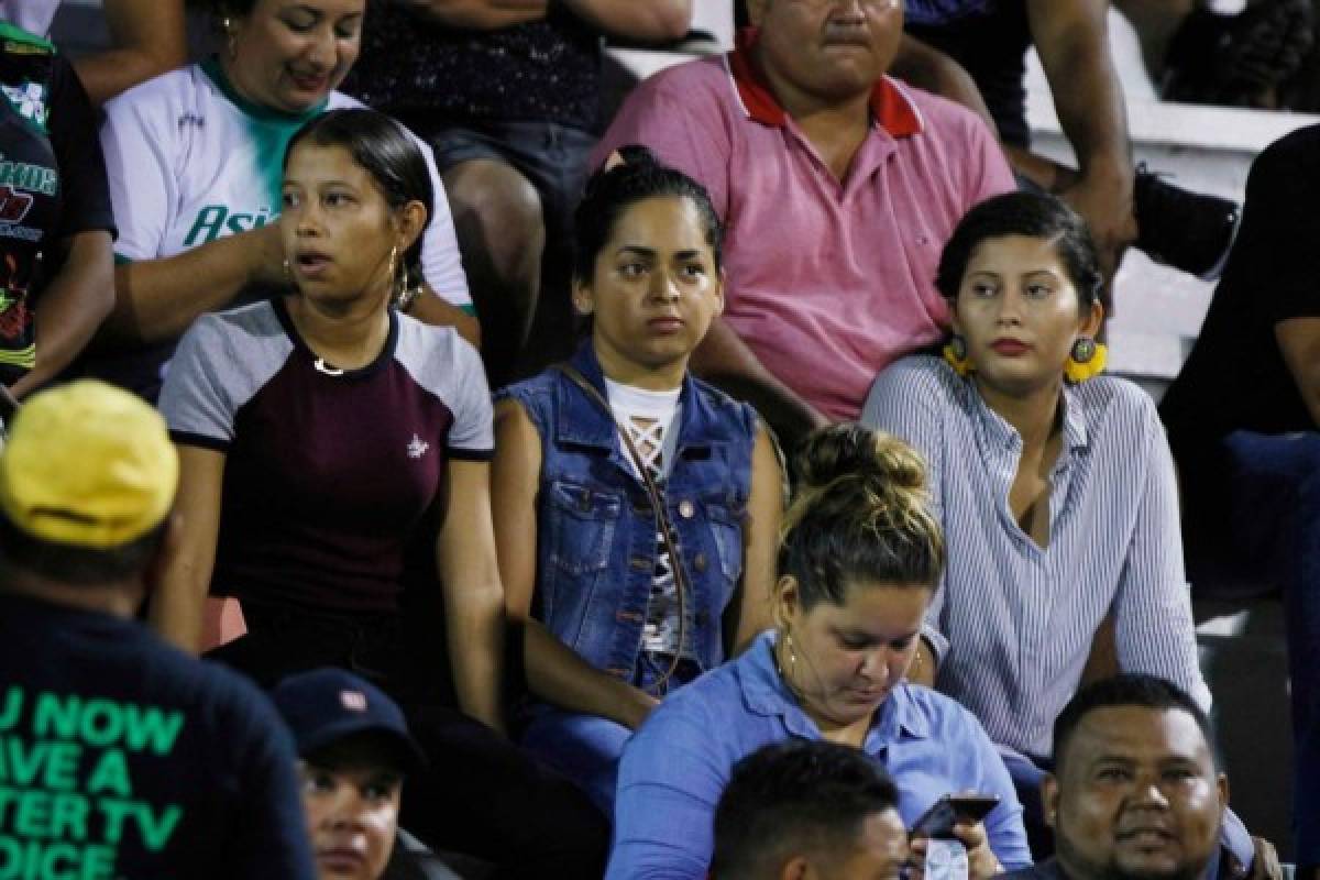 Bonito ambiente y mujeres bellas en Puerto Cortés durante el Platense-Olimpia