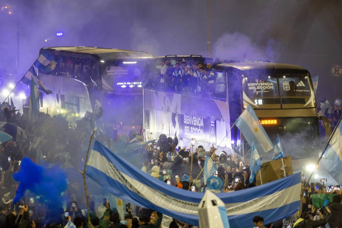 ¿Y Messi? Con la Policía, gran show y la alfombra roja en el regreso de Argentina