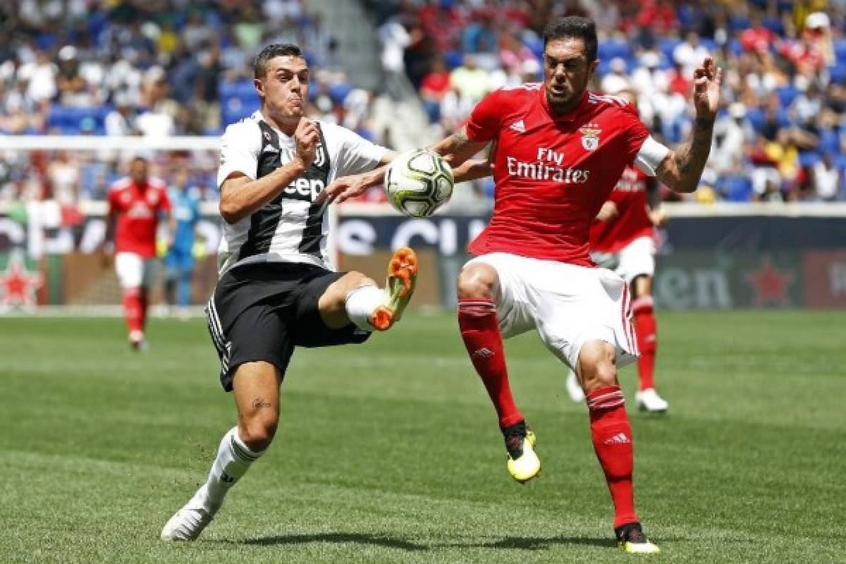 HARRISON, NJ - JULY 28: Claudio Marchisio #8 of Juventus battles for the ball with Jardel #33 of Benfica during the International Champions Cup 2018 match between Benfica and Juventus at Red Bull Arena on July 28, 2018 in Harrison, New Jersey. Adam Hunger/Getty Images/AFP