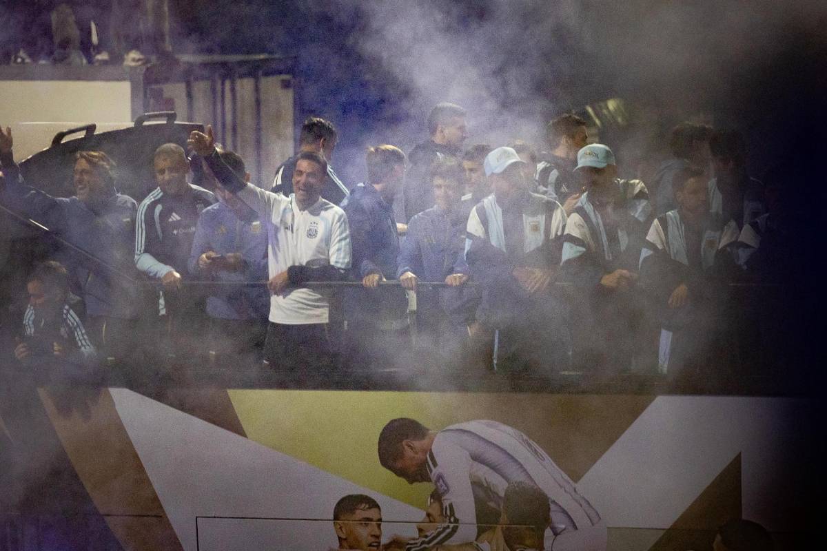 ¿Y Messi? Con la Policía, gran show y la alfombra roja en el regreso de Argentina