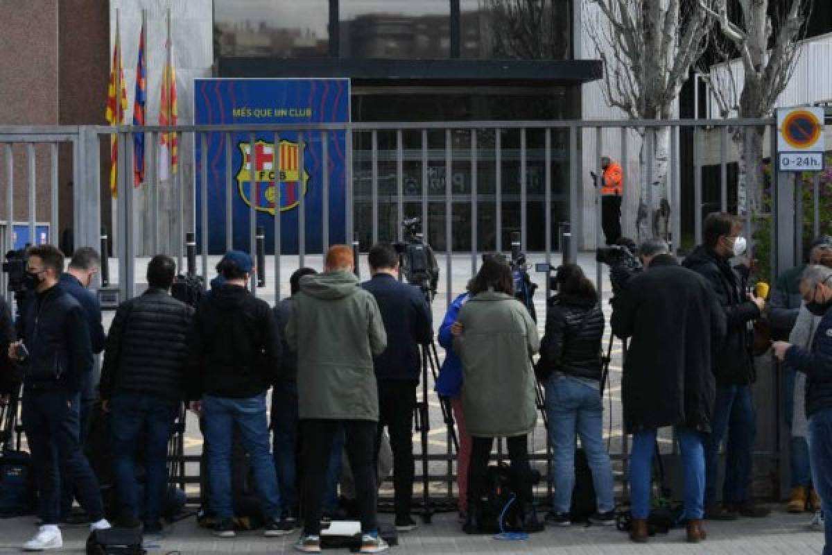 ¿Qué buscan? Así entraron los Mossos d' Esquadra al Camp Nou: Hasta un perro es parte de la investigación