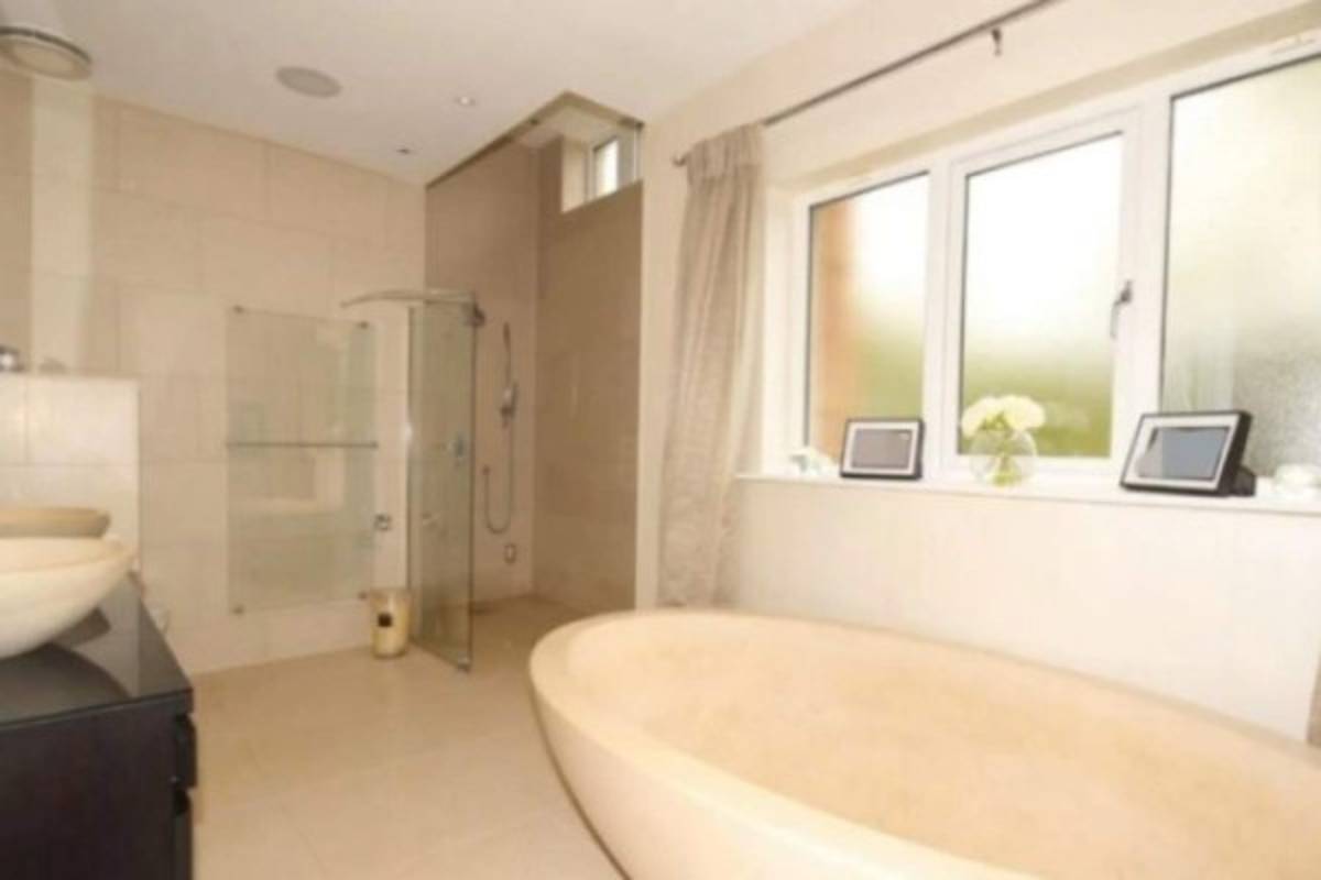 La mansión de 3.8 millones de euros que no logra vender Ryan Giggs; tiene piscina y cine