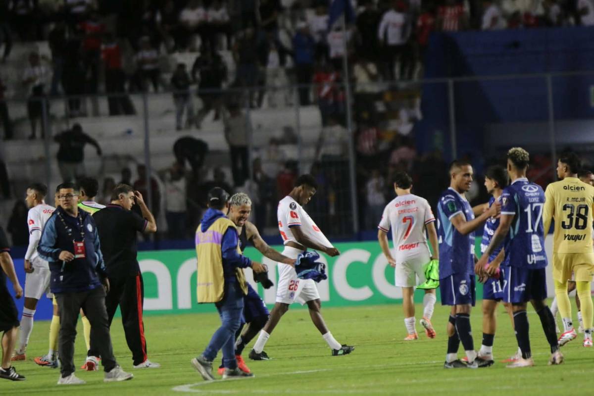 La desgarrada imagen de Bennett, otro error de Menjívar y las leyendas