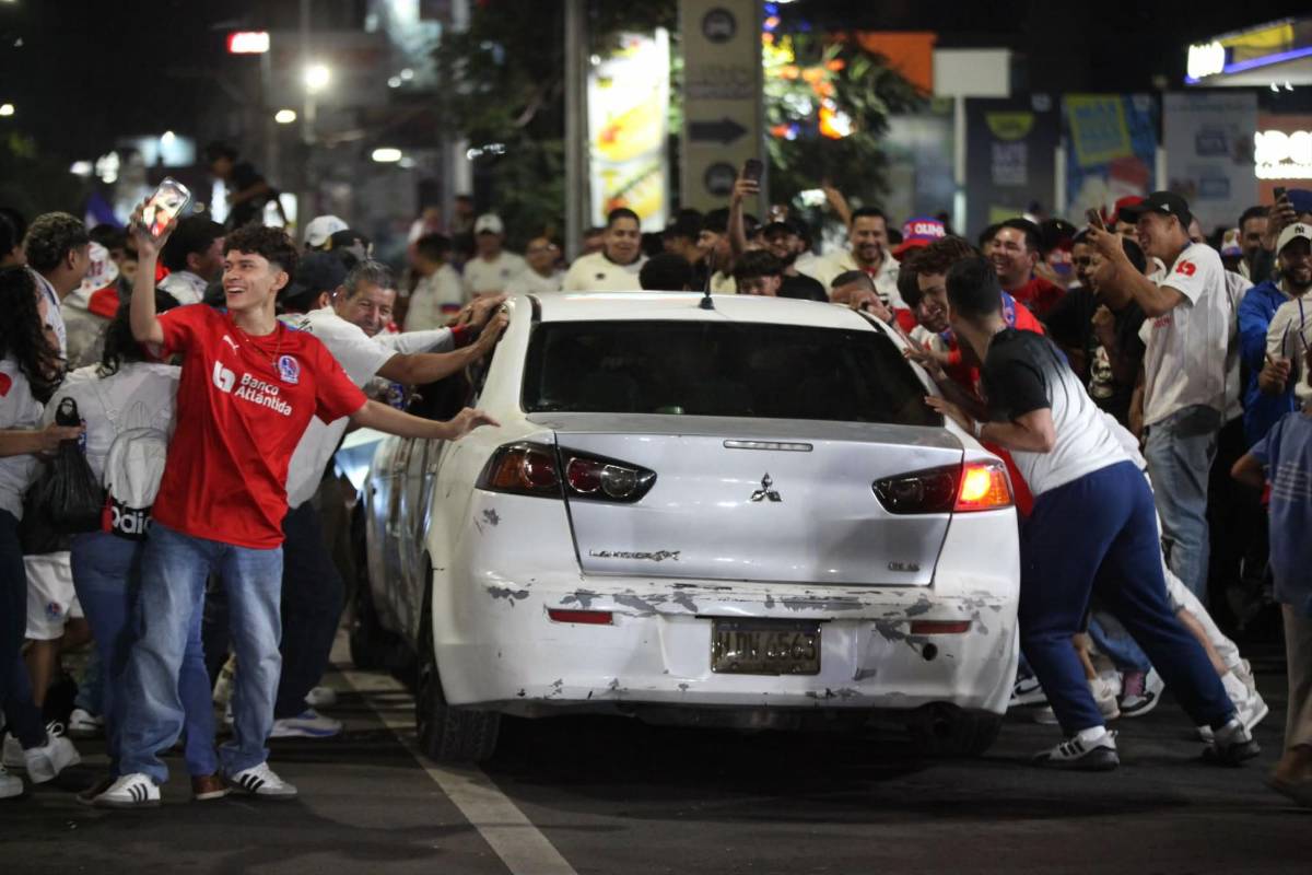 'Destruyeron' carro lujoso y chicas enamoraron: así fueron los festejos de los hinchas del Olimpia tras conquistar la copa 40
