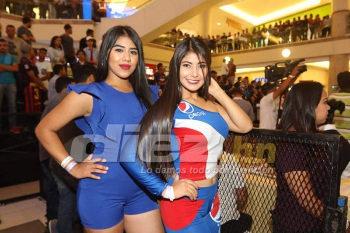 Las linduras que rodean a Ronaldinho en su visita a Tegucigalpa