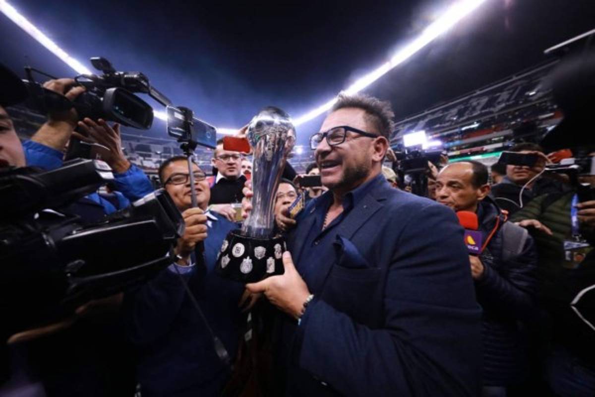 Antonio Mohamed rompe en llanto tras cumplir su promesa en la final de la Liga MX