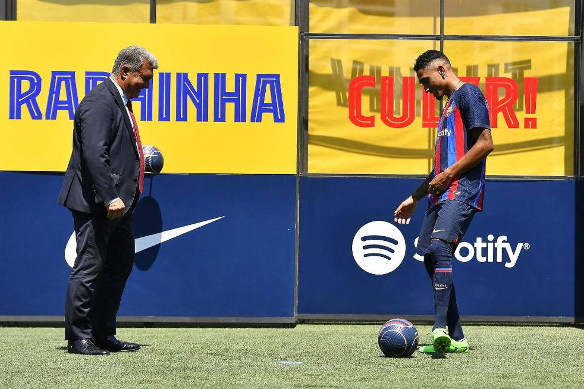 Así fue la presentación de Raphinha en Barcelona: Su hermosa mujer deslumbró, curioso momento con Laporta ¿y su dorsal?