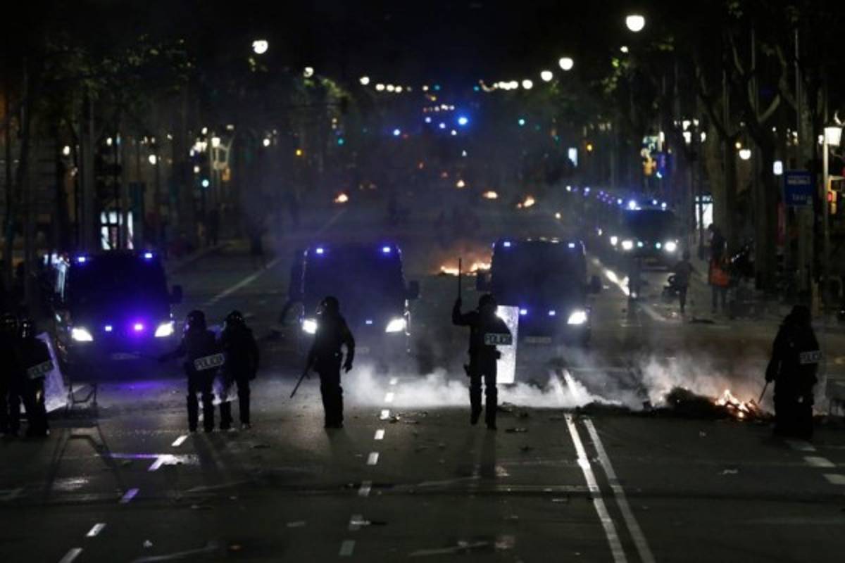 Caos en Barcelona: Brutales enfrentamientos entre policías y protestantes