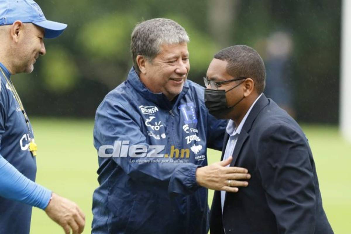 'Bolillo' Gómez recibe a viejo conocido en el entrenamiento de Honduras; el mano a mano de Elis con Choco Lozano