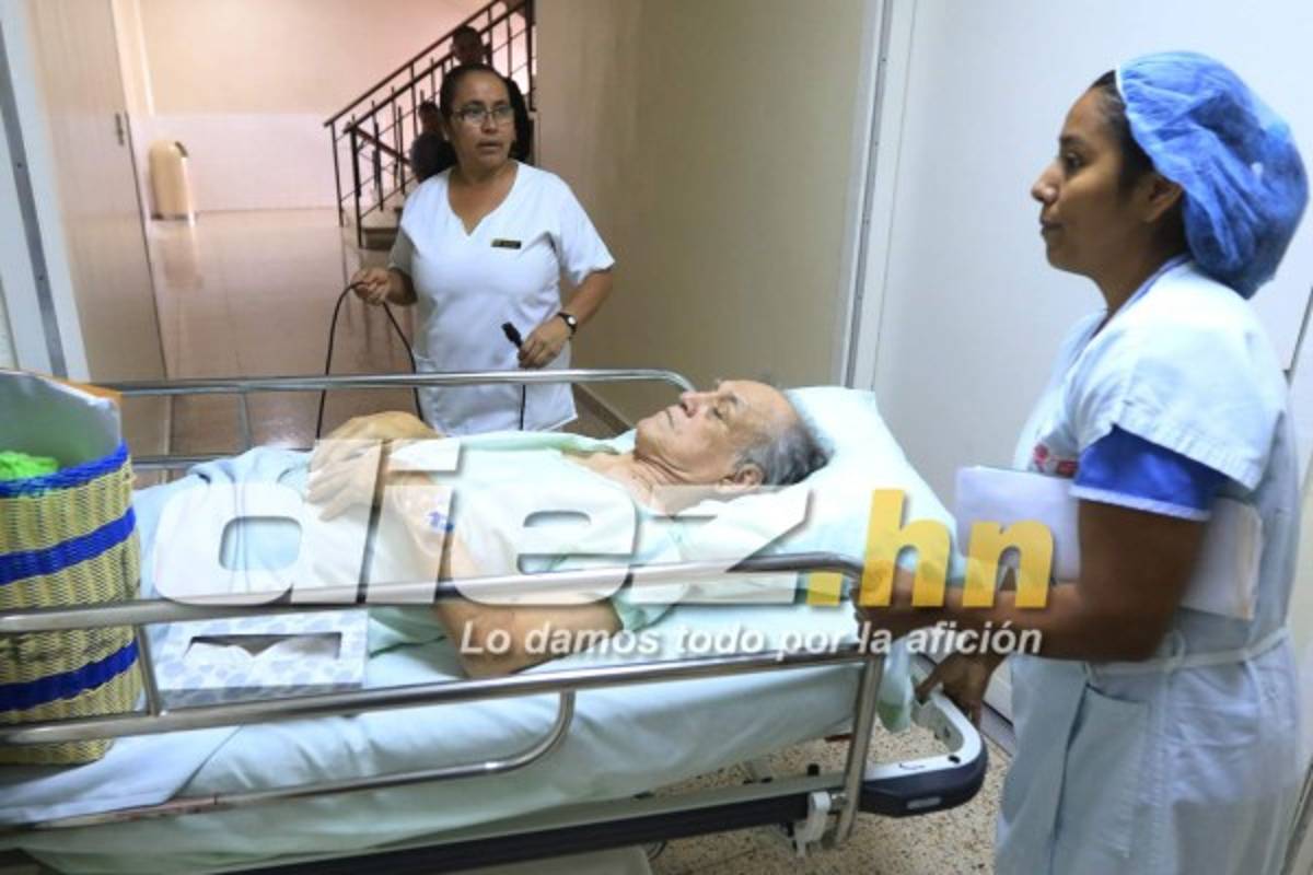 FOTOS: Así sacaron a Chelato Uclés de cuidados intensivos