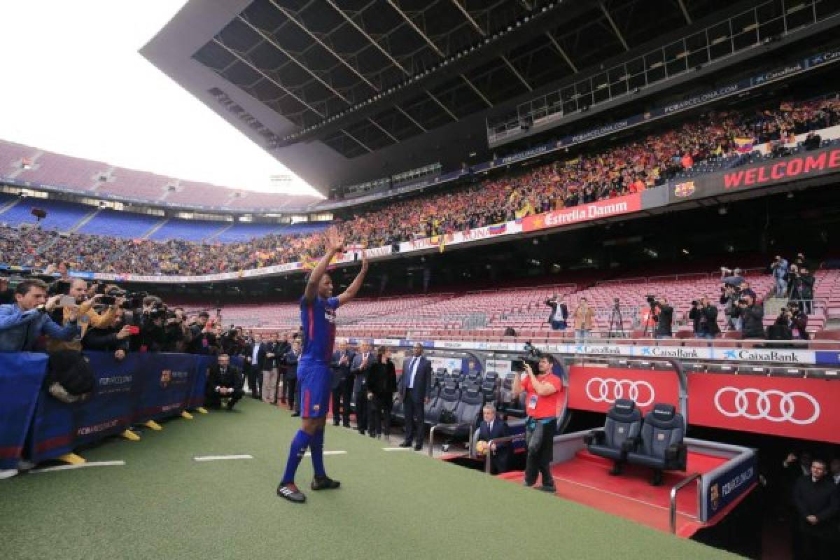 Barcelona's new Colombian defender Yerry Mina waves at supporters during his official presentation in Barcelona on January 13, 2018. / AFP PHOTO / Pau Barrena
