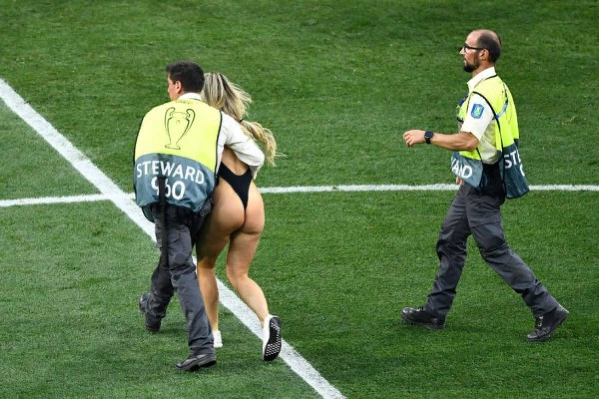 FOTOS: La infartante rubia que se metió a la cancha en la final de la Champions League