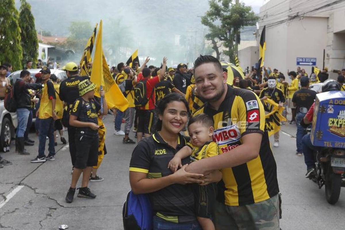 No lo viste en TV: La inesperada fotógrafa esposa de futbolista, la felicidad de Real España y Motagua; Pablo Lavallén sufrió desde el palco