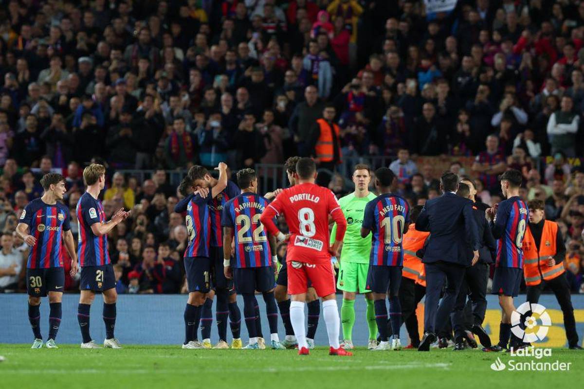 Con sus hijos, entre lágrimas y hasta le llevaron flores: la última noche de Piqué como jugador del Barcelona en el Camp Nou