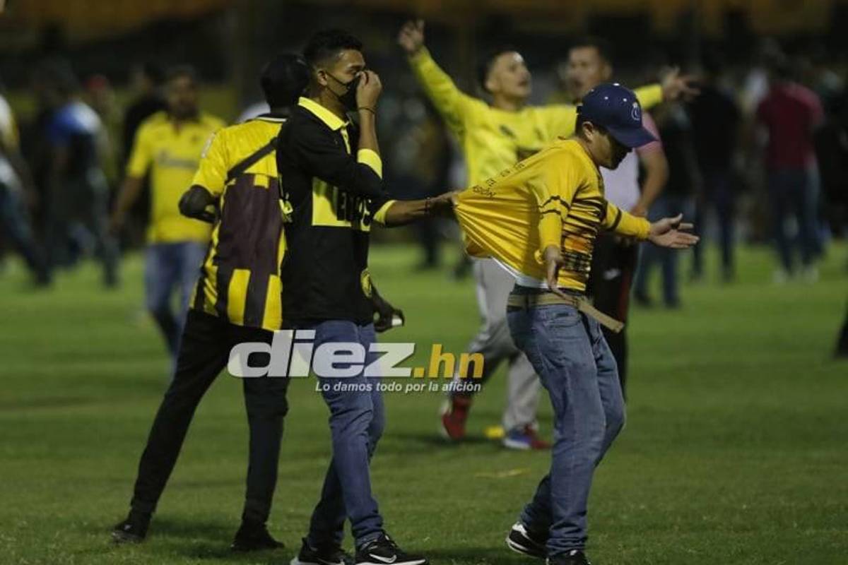 Joven cayó de espaldas al suelo: las otras fotos que no viste del zafarrancho del Real España-Marathón ¡varios policías heridos!