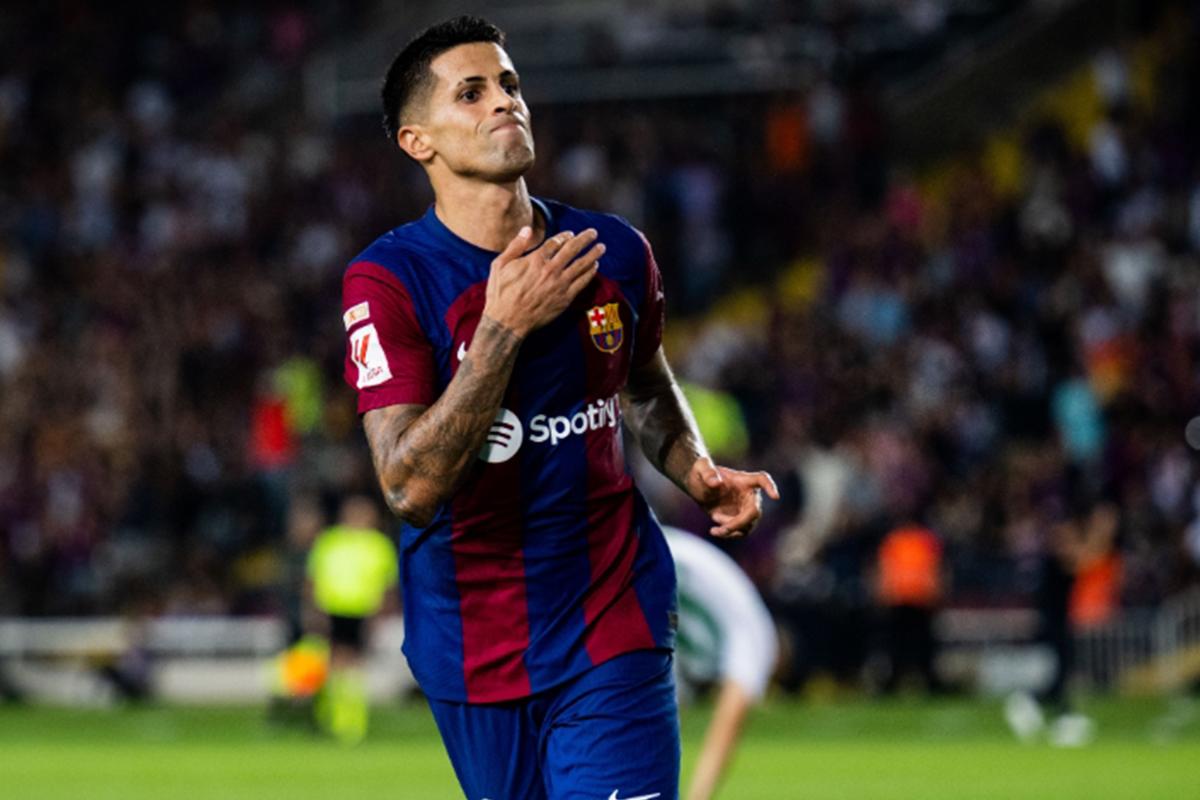 Hansi Flick pidió un defensa y ellos están en la lista: el jugador que podría volver al Barcelona