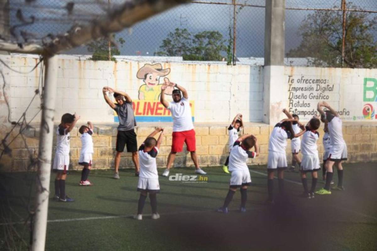 Brayan Beckeles hace visita sorpresa a niños de la academia de Marcelo Canales