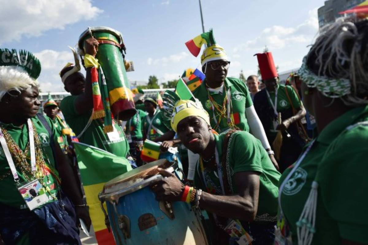 Dos culturas diferentes, una sola pasión: Hinchas de Senegal y Japón engalanaron el partido