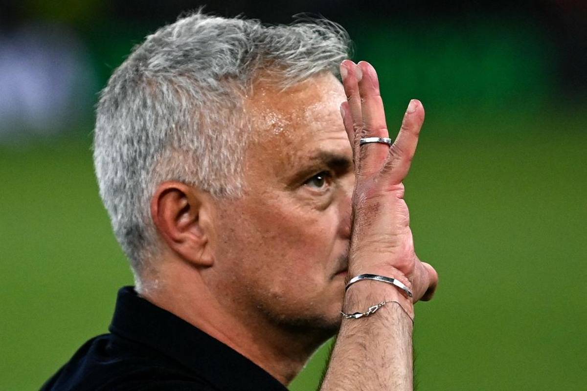 Las lágrimas de Mourinho tras ganar la Conference League con la Roma y el gesto con el que afirma que es el mejor del mundo