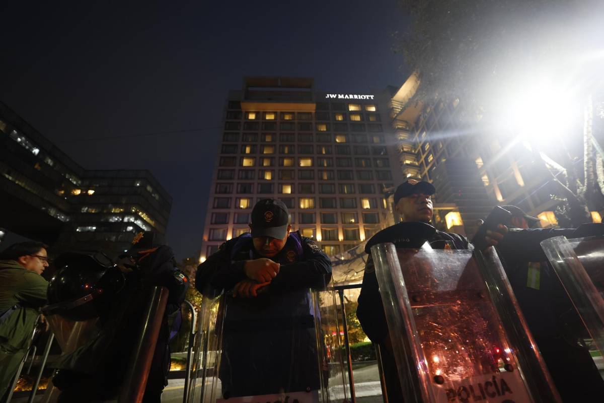 Mexicanos llevaron serenata al hotel de Inglaterra: la policía tuvo que desalojarlos