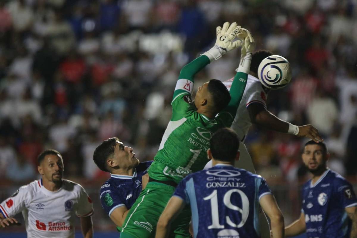 La desgarrada imagen de Bennett, otro error de Menjívar y las leyendas