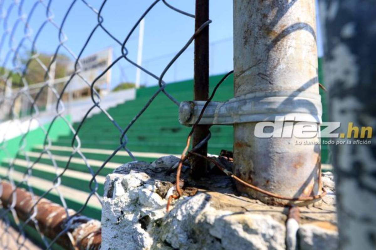 El feo y abandonado estadio donde entrena Honduras en Cuernavaca