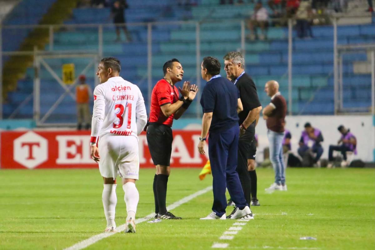 Plantel de Motagua esperó a Romario, bellezas y ¿Entró Emilio al estadio?