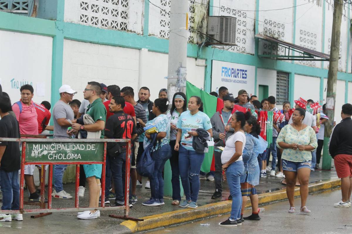 Ambientazo en el estadio Rubén Deras, hermosas jóvenes y ni la lluvia detiene la gran final del ascenso de Honduras entre CD Choloma y Platense