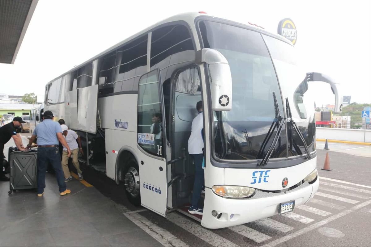 Entre risas y seriedad: así llegó Honduras a Tegucigalpa tras el empate ante Costa Rica y que ahora solo se concentra en Haití
