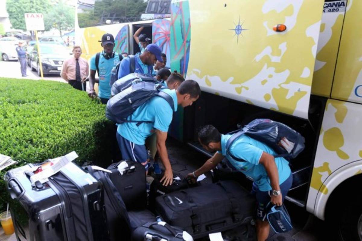 Aficionados arropan a Honduras a su llegada a Ciudad de México