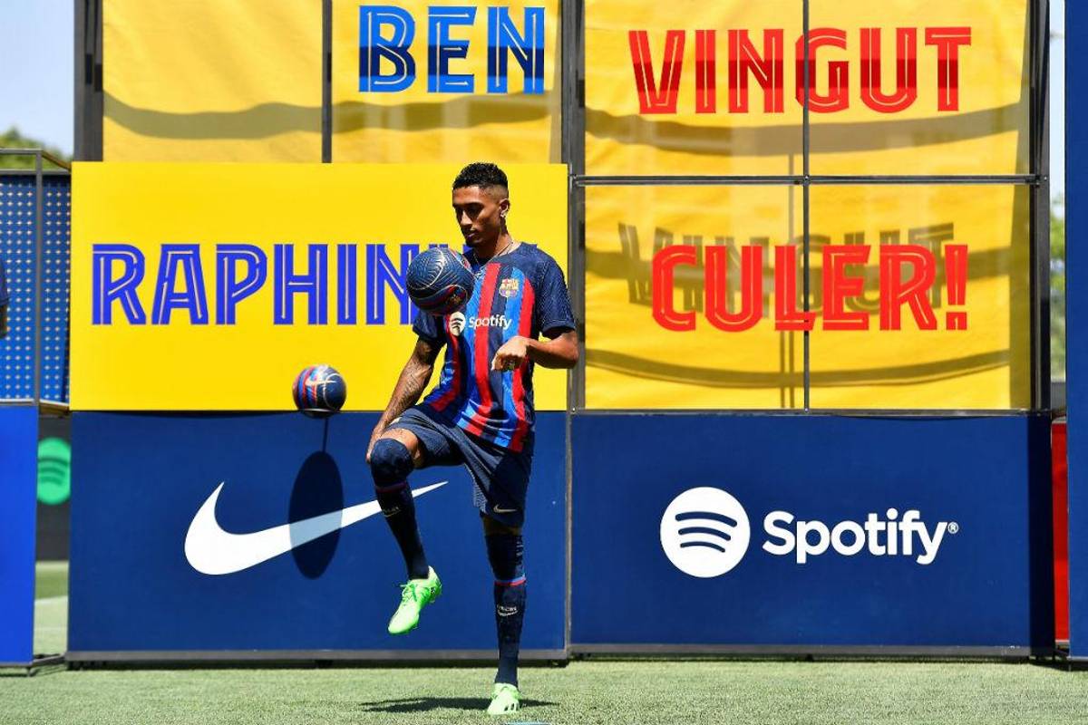 Así fue la presentación de Raphinha en Barcelona: Su hermosa mujer deslumbró, curioso momento con Laporta ¿y su dorsal?