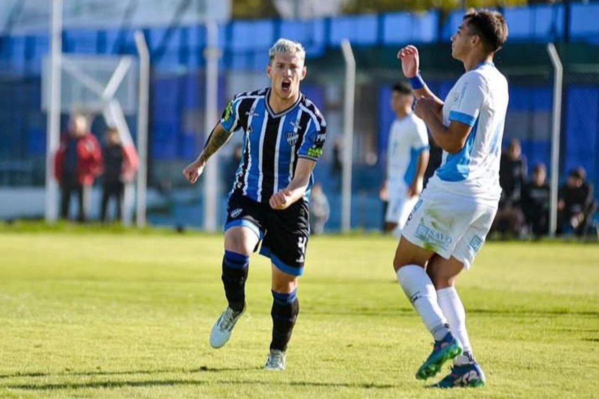 El que sepa de algo, me chifla: es profesional, lo tienen borrado en su equipo y busca nuevo club por Facebook