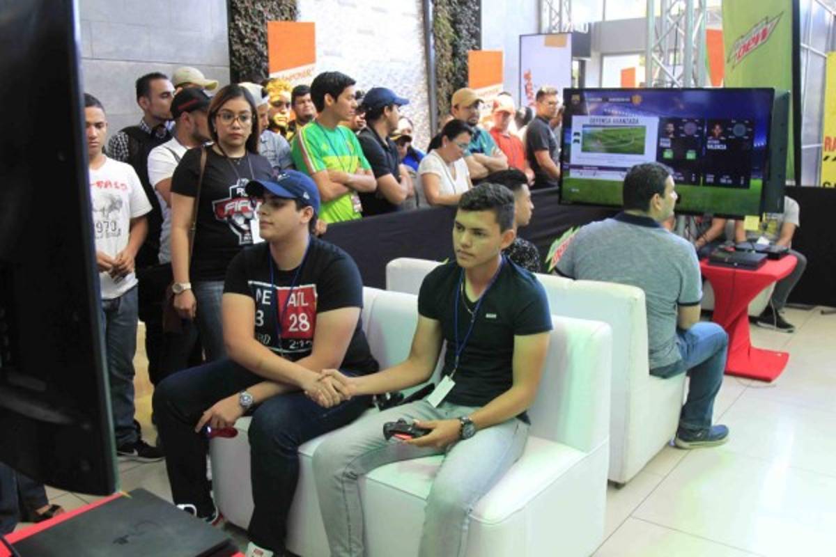 ¡AMBIENTAZO! Así se está viviendo el arranque del 'Rey del FIFÓN' organizado por DIEZ