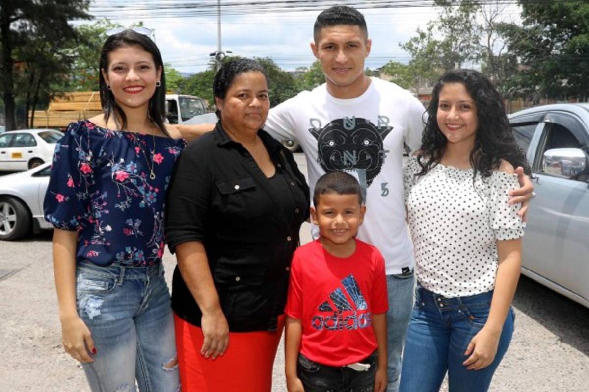 Jugadores que lograron construirle una casa a su madre gracias al fútbol