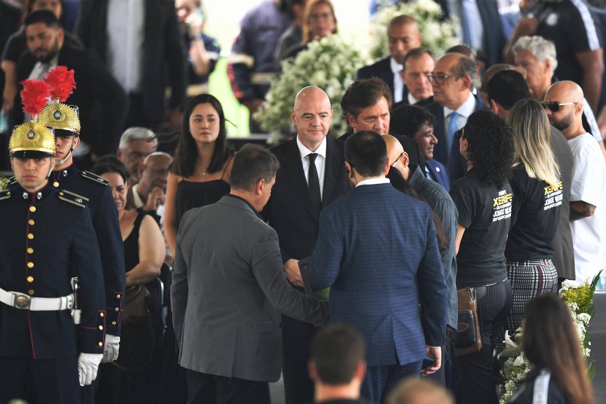 Fotos: Centenares de brasileños dan su último adiós al “rey” Pelé en el estadio del Santos