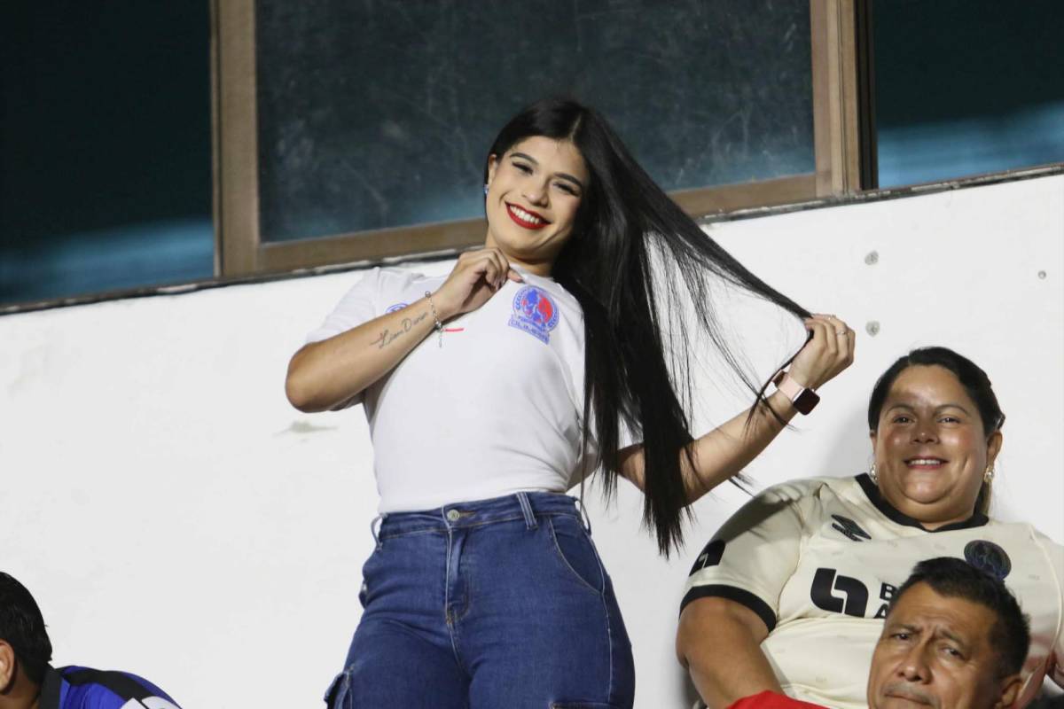 Aficionada se lleva las miradas, lindas fanáticas y la camisa que todos valoran en el Olimpia vs Alajuelense