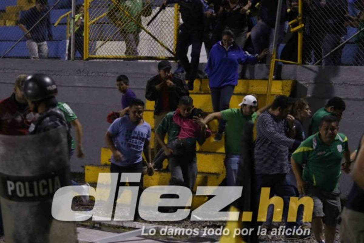 Impactantes imágenes: Terror y drama en el estadio Morazán tras actos vandálicos