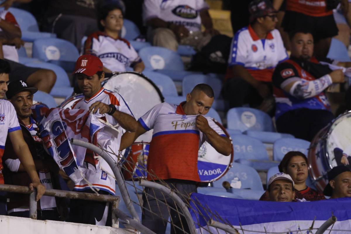¿El partido más largo de la historia? Marathón y Luis Ángel Firpo protagonizaron un show de apagones en el Olímpico