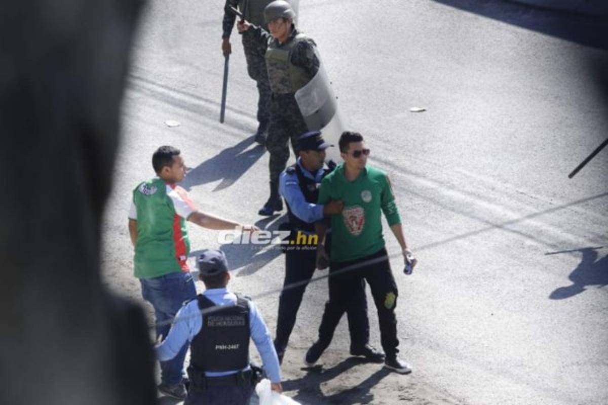 Barra de Marathón y olimpistas vestidos de civiles se agarran a pedradas afuera del Yankel