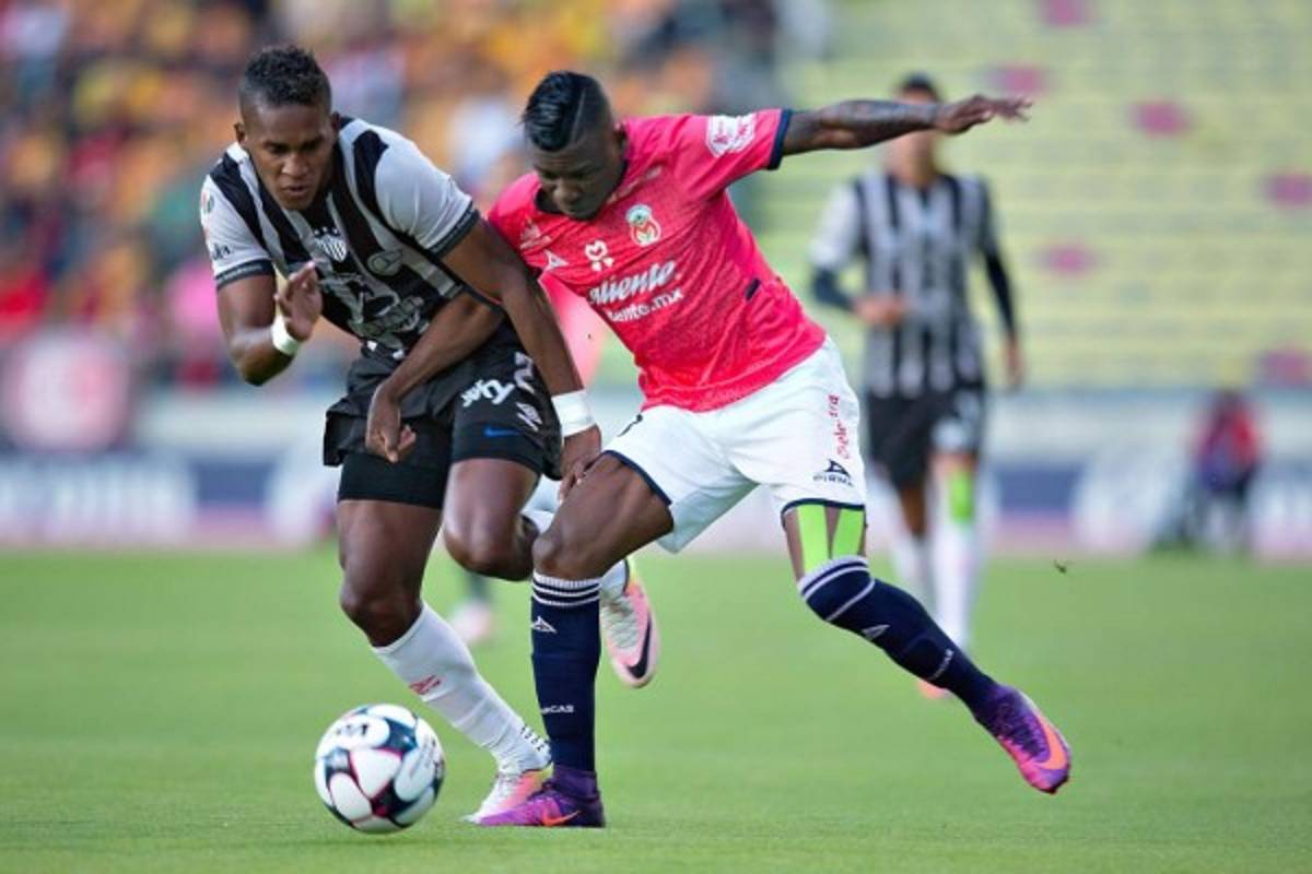 Brayan Beckeles sale lesionado en la derrota del Necaxa ante Morelia