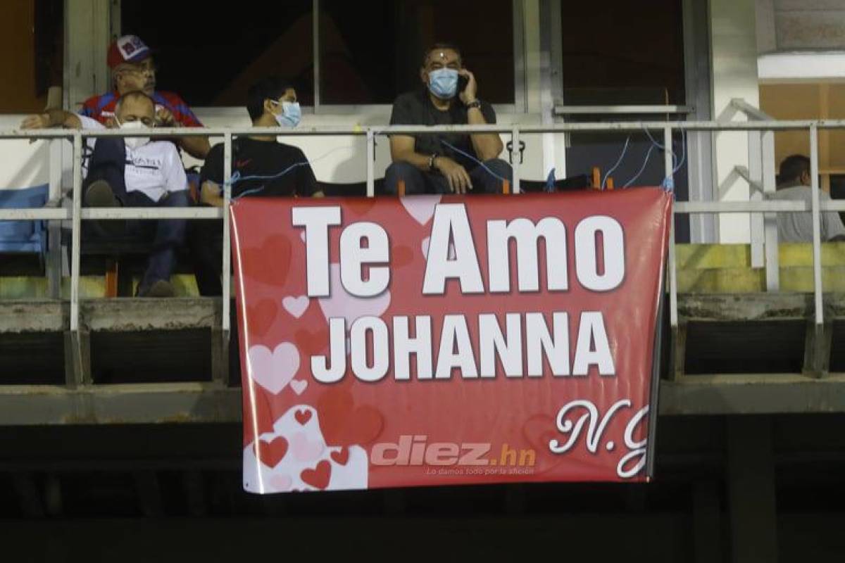 Lindas chicas y declaración de amor en el Morazán durante el clásico capitalino Olimpia-Motagua