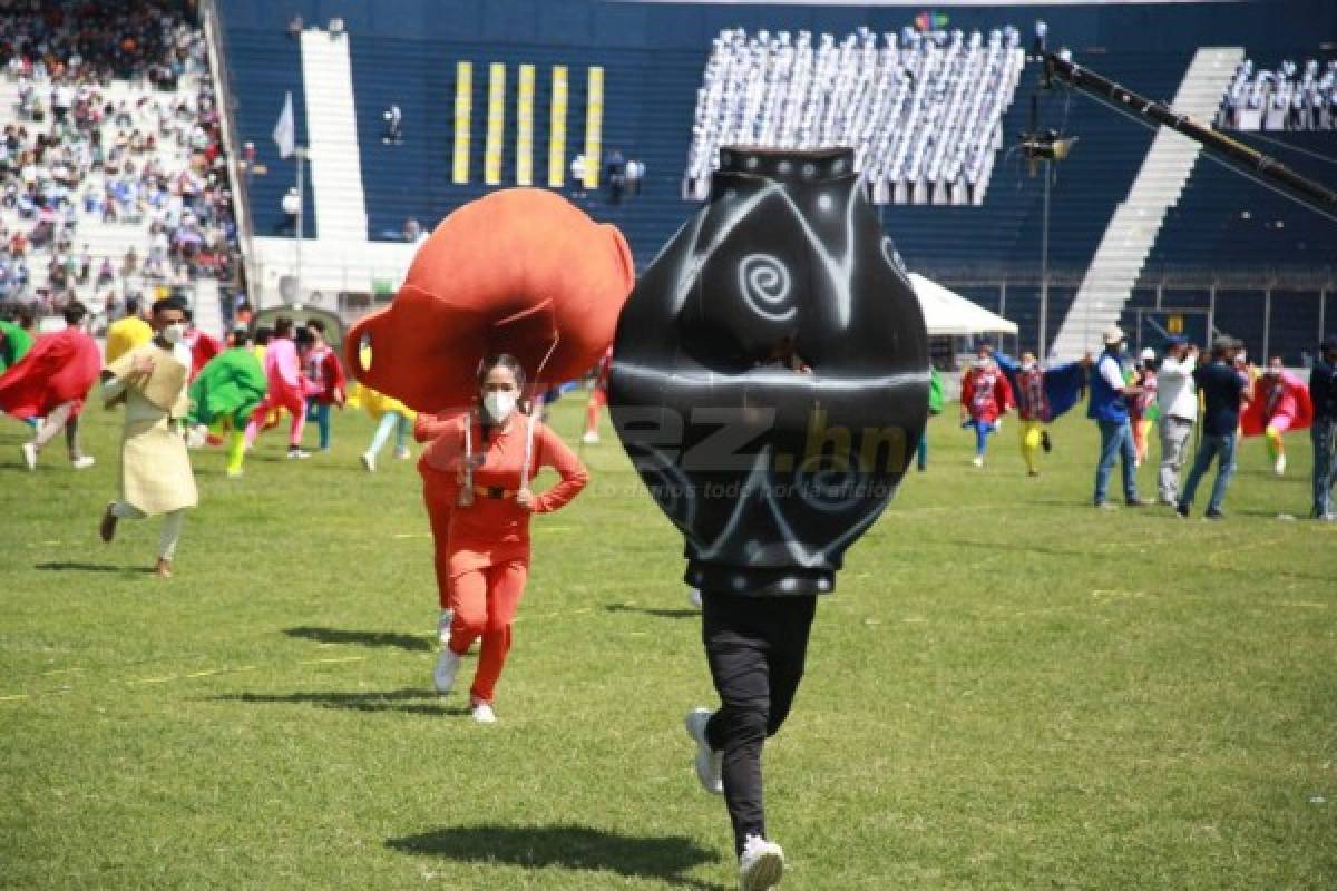 Fotos del día: Derroche de belleza con palillonas, la guacamaya gigante y todo el ambiente en el estadio Nacional