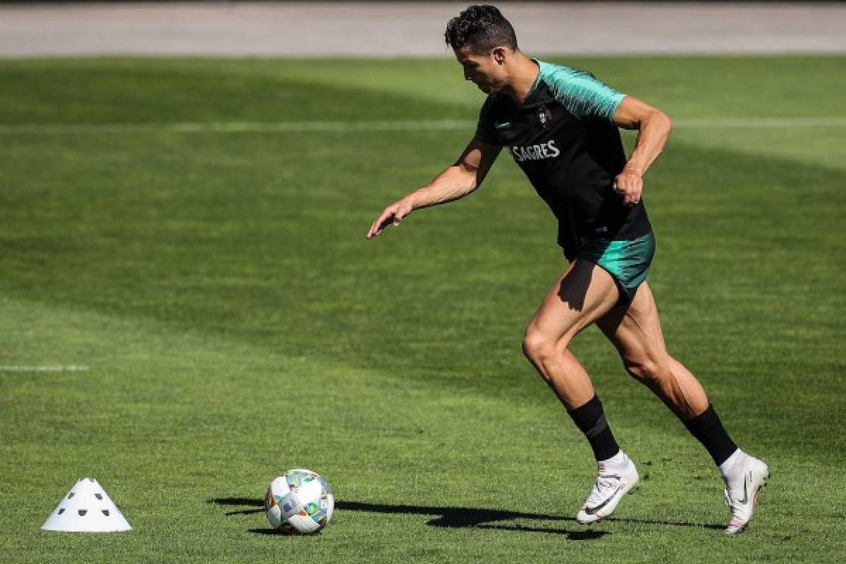 Portugal's forward Cristiano Ronaldo controls a ball during a training session at Portugal's 'Cidade do Futebol' training camp in Oeiras in the outskirts of Lisbon on March 29, 2019 as part of preparations for the final stage of the UEFA Nations League. (Photo by CARLOS COSTA / AFP)