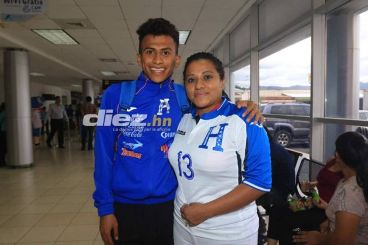 La Sub-20 de Honduras es recibida con pancartas, abrazos y homenaje