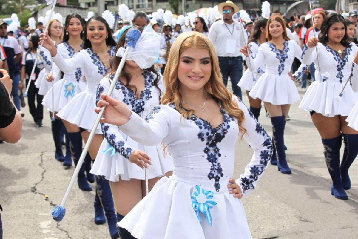 ¿Quién es la palillona de rojo? Hermosas deleitan en los desfiles del 15 de septiembre en Honduras
