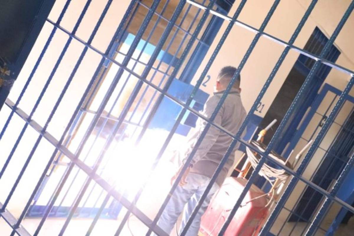 ¡No verán la luz del sol! Pandilleros salvadoreños son aislados en celdas oscuras y calurosas